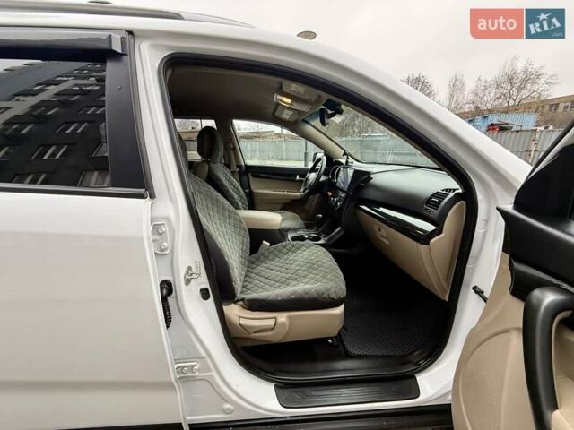 Белый Киа Соренто, объемом двигателя 2.4 л и пробегом 331 тыс. км за 9999 $, фото 43 на Automoto.ua