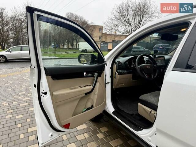 Білий Кіа Соренто, об'ємом двигуна 2.4 л та пробігом 327 тис. км за 9999 $, фото 24 на Automoto.ua