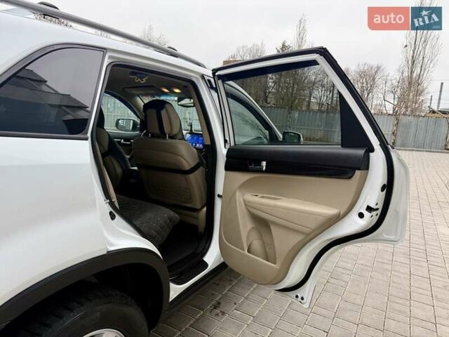 Белый Киа Соренто, объемом двигателя 2.4 л и пробегом 331 тыс. км за 9999 $, фото 52 на Automoto.ua
