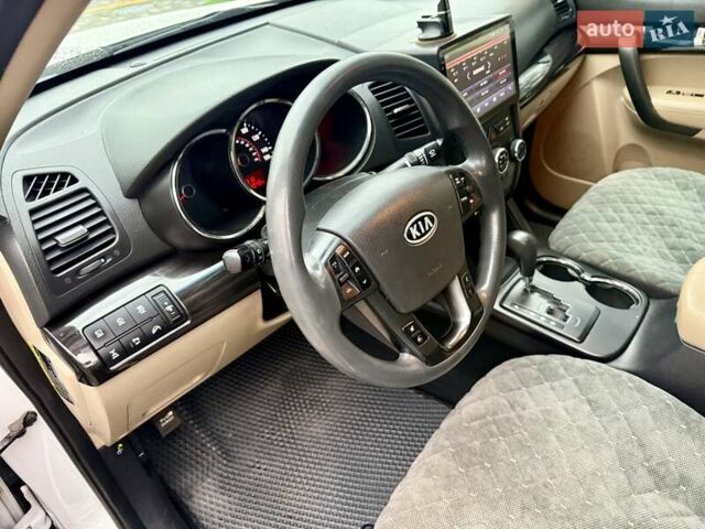 Білий Кіа Соренто, об'ємом двигуна 2.4 л та пробігом 327 тис. км за 9999 $, фото 34 на Automoto.ua