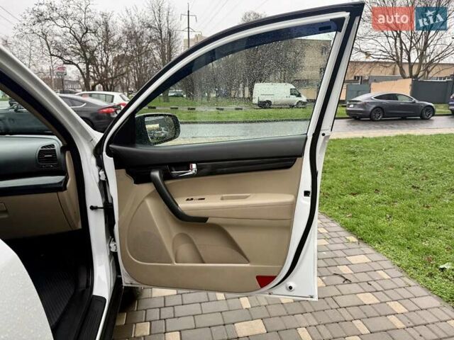 Білий Кіа Соренто, об'ємом двигуна 2.4 л та пробігом 327 тис. км за 9999 $, фото 35 на Automoto.ua