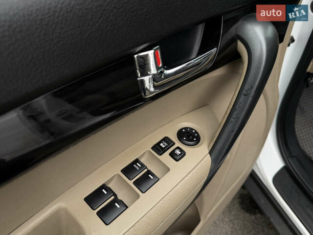 Белый Киа Соренто, объемом двигателя 2.36 л и пробегом 180 тыс. км за 9999 $, фото 14 на Automoto.ua