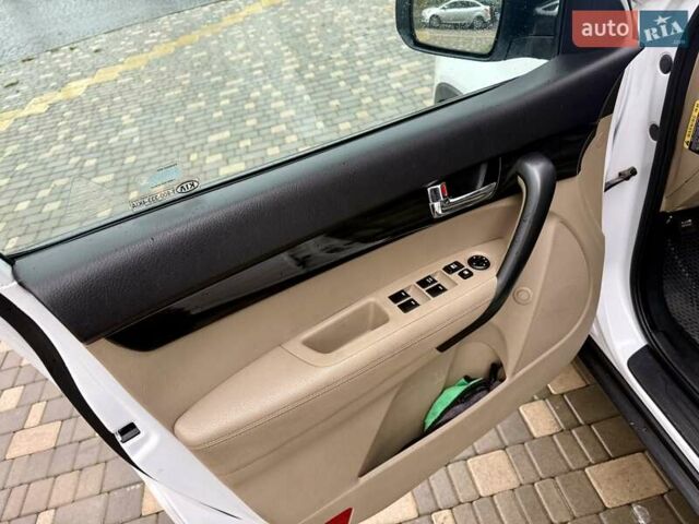 Білий Кіа Соренто, об'ємом двигуна 2.4 л та пробігом 327 тис. км за 9999 $, фото 27 на Automoto.ua