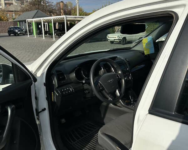 Белый Киа Соренто, объемом двигателя 2.4 л и пробегом 215 тыс. км за 11400 $, фото 14 на Automoto.ua
