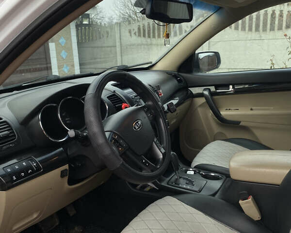 Белый Киа Соренто, объемом двигателя 2.36 л и пробегом 258 тыс. км за 12100 $, фото 10 на Automoto.ua