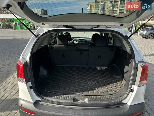 Белый Киа Соренто, объемом двигателя 2.4 л и пробегом 215 тыс. км за 11400 $, фото 16 на Automoto.ua