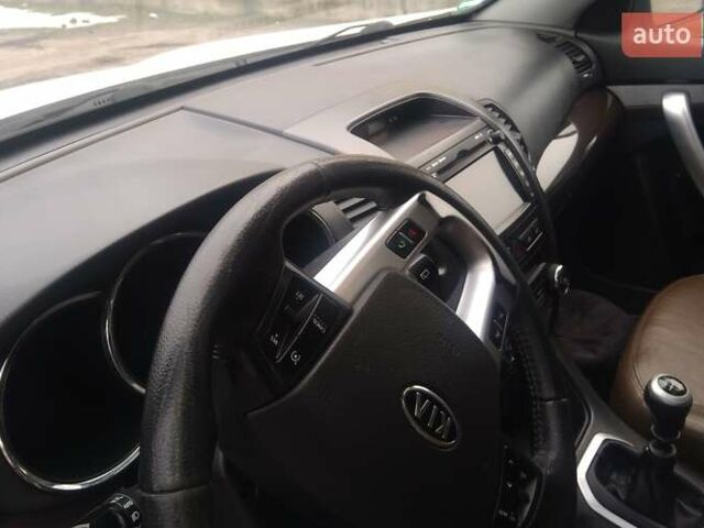 Белый Киа Соренто, объемом двигателя 2 л и пробегом 271 тыс. км за 12000 $, фото 1 на Automoto.ua