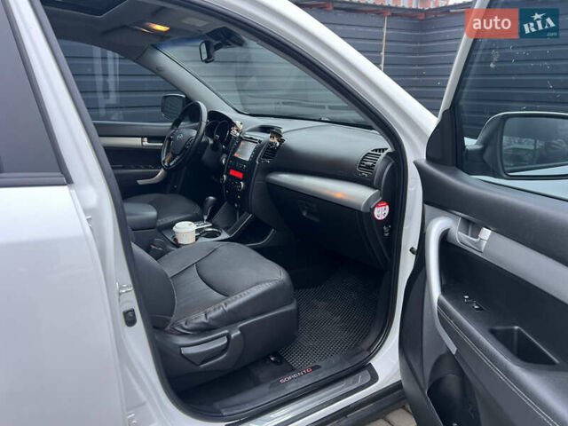 Белый Киа Соренто, объемом двигателя 2.2 л и пробегом 212 тыс. км за 13800 $, фото 3 на Automoto.ua