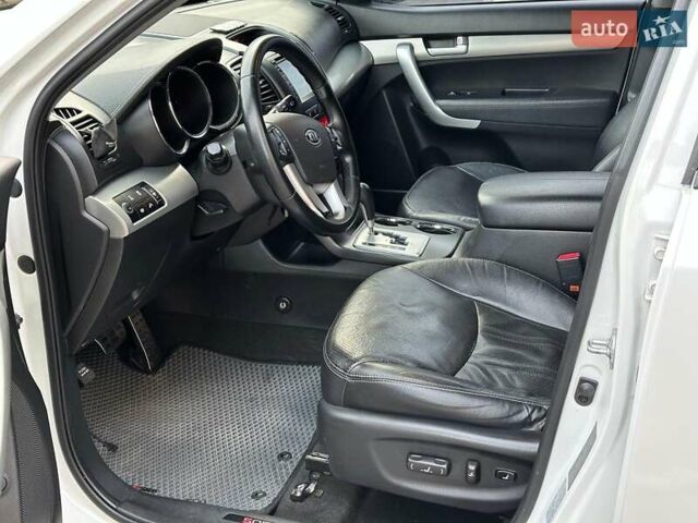 Киа Соренто 2011 в Одессе на Automoto.ua Белый Киа Соренто, объемом двигателя 2.2 л и пробегом 242 тыс. км за 14490 $, фото 10 на Automoto.ua