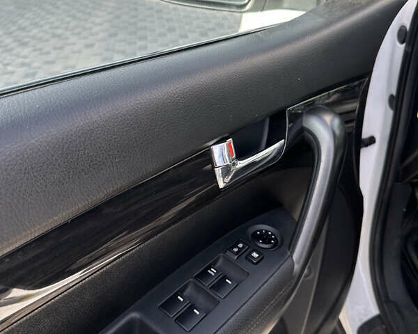 Белый Киа Соренто, объемом двигателя 2.4 л и пробегом 215 тыс. км за 11400 $, фото 12 на Automoto.ua