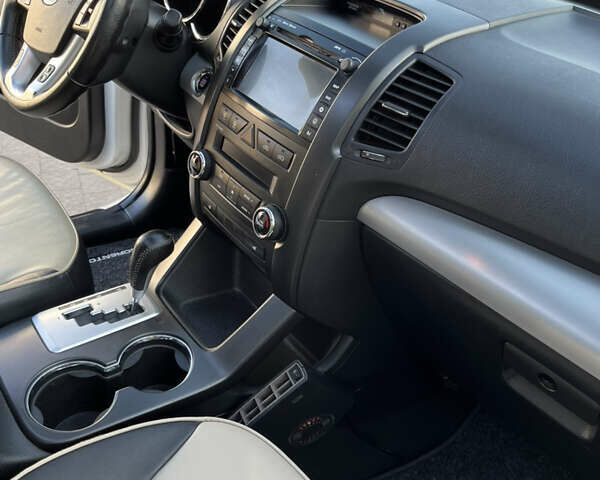 Білий Кіа Соренто, об'ємом двигуна 2.2 л та пробігом 229 тис. км за 14550 $, фото 58 на Automoto.ua