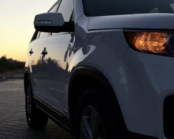 Белый Киа Соренто, объемом двигателя 2.36 л и пробегом 278 тыс. км за 10300 $, фото 3 на Automoto.ua