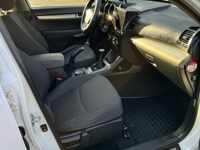 Белый Киа Соренто, объемом двигателя 2.2 л и пробегом 236 тыс. км за 12500 $, фото 5 на Automoto.ua