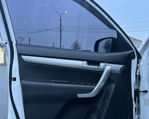 Білий Кіа Соренто, об'ємом двигуна 2.2 л та пробігом 200 тис. км за 13500 $, фото 17 на Automoto.ua