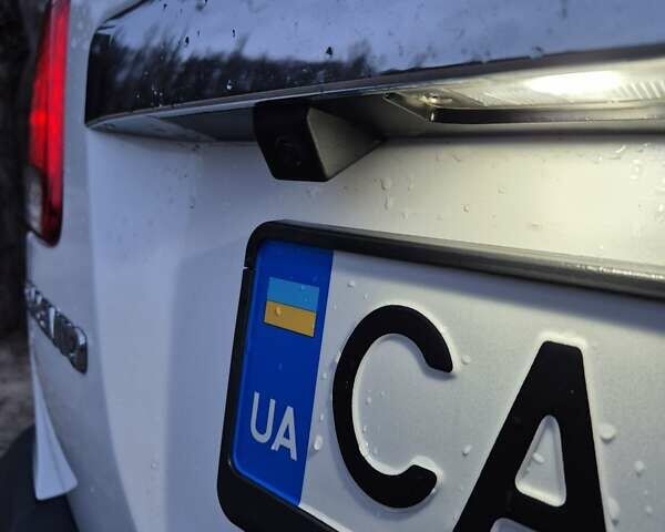 Белый Киа Соренто, объемом двигателя 2.4 л и пробегом 275 тыс. км за 10900 $, фото 3 на Automoto.ua