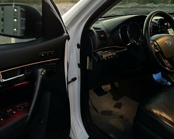 Белый Киа Соренто, объемом двигателя 2.36 л и пробегом 278 тыс. км за 10300 $, фото 7 на Automoto.ua