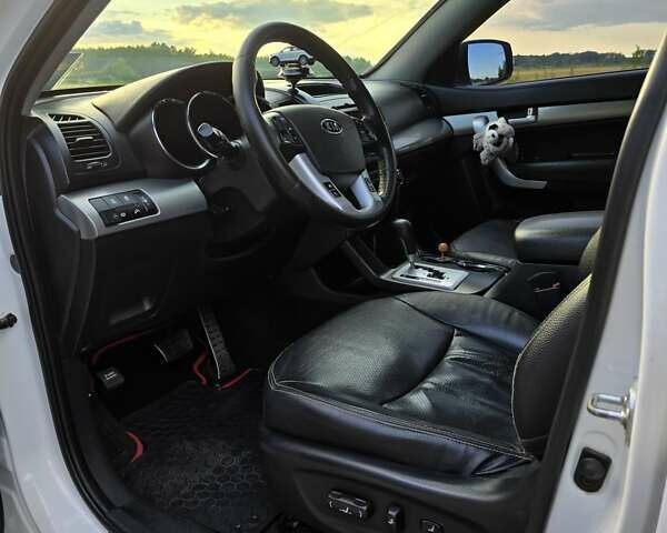 Белый Киа Соренто, объемом двигателя 2.36 л и пробегом 208 тыс. км за 11500 $, фото 2 на Automoto.ua