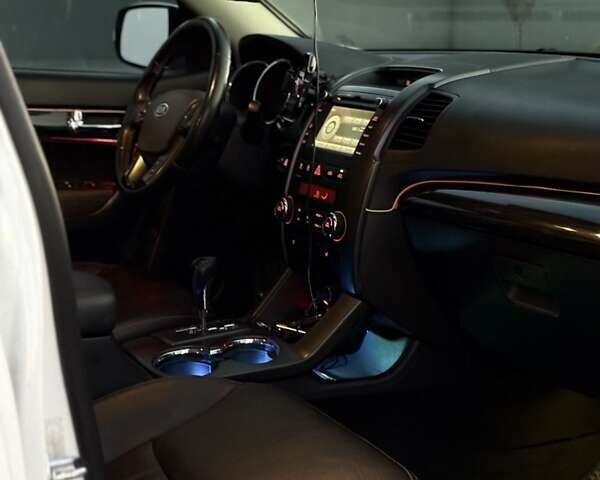 Белый Киа Соренто, объемом двигателя 2.36 л и пробегом 278 тыс. км за 10300 $, фото 9 на Automoto.ua