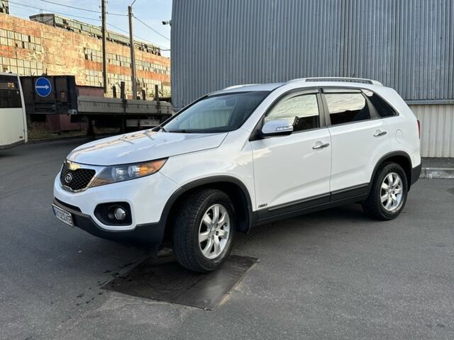 Белый Киа Соренто, объемом двигателя 2.4 л и пробегом 200 тыс. км за 10900 $, фото 1 на Automoto.ua