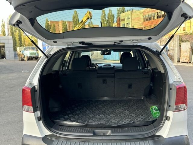 Белый Киа Соренто, объемом двигателя 2.4 л и пробегом 200 тыс. км за 10900 $, фото 4 на Automoto.ua