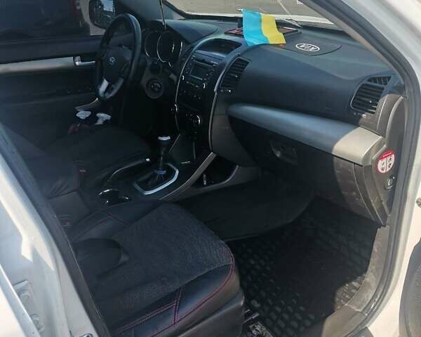 Белый Киа Соренто, объемом двигателя 2.4 л и пробегом 216 тыс. км за 11400 $, фото 3 на Automoto.ua