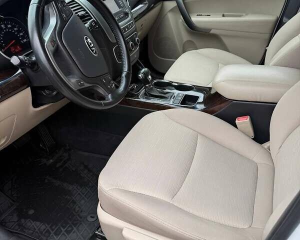 Білий Кіа Соренто, об'ємом двигуна 2.36 л та пробігом 154 тис. км за 10600 $, фото 17 на Automoto.ua