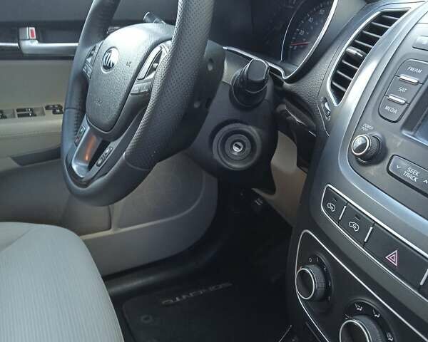 Белый Киа Соренто, объемом двигателя 2.4 л и пробегом 201 тыс. км за 10400 $, фото 14 на Automoto.ua