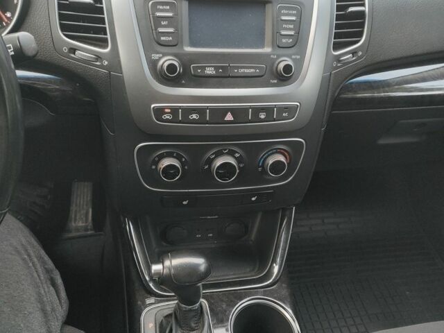 Белый Киа Соренто, объемом двигателя 2.4 л и пробегом 146 тыс. км за 11500 $, фото 6 на Automoto.ua