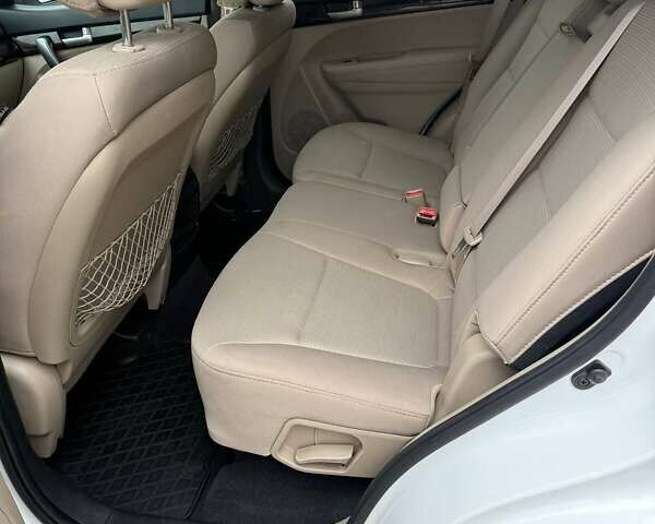 Білий Кіа Соренто, об'ємом двигуна 2.36 л та пробігом 154 тис. км за 10600 $, фото 16 на Automoto.ua