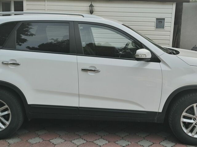 Белый Киа Соренто, объемом двигателя 2.4 л и пробегом 146 тыс. км за 12525 $, фото 2 на Automoto.ua