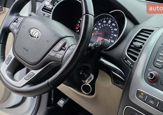 Білий Кіа Соренто, об'ємом двигуна 2.36 л та пробігом 160 тис. км за 11000 $, фото 17 на Automoto.ua