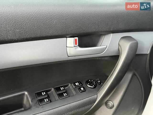 Белый Киа Соренто, объемом двигателя 2.2 л и пробегом 234 тыс. км за 14800 $, фото 43 на Automoto.ua