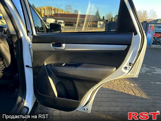Белый Киа Соренто, объемом двигателя 2.2 л и пробегом 330 тыс. км за 15000 $, фото 7 на Automoto.ua