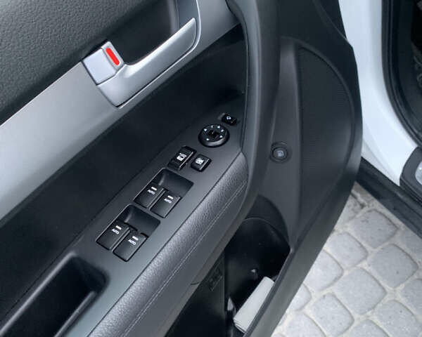 Белый Киа Соренто, объемом двигателя 2.2 л и пробегом 207 тыс. км за 17700 $, фото 13 на Automoto.ua