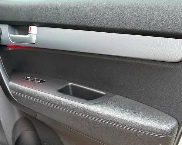 Білий Кіа Соренто, об'ємом двигуна 2.2 л та пробігом 238 тис. км за 15150 $, фото 30 на Automoto.ua