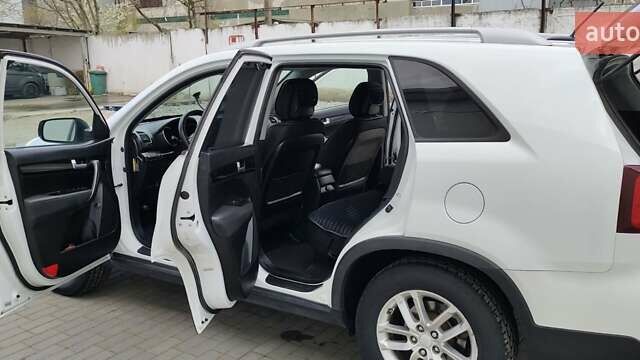 Белый Киа Соренто, объемом двигателя 2.36 л и пробегом 190 тыс. км за 15200 $, фото 6 на Automoto.ua