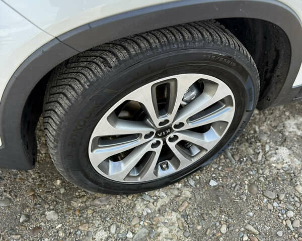 Киа Соренто 2015 в Ивано-Франковске на Automoto.ua Белый Киа Соренто, объемом двигателя 2.2 л и пробегом 169 тыс. км за 19499 $, фото 11 на Automoto.ua