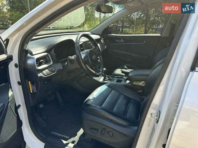 Білий Кіа Соренто, об'ємом двигуна 2 л та пробігом 119 тис. км за 16700 $, фото 17 на Automoto.ua