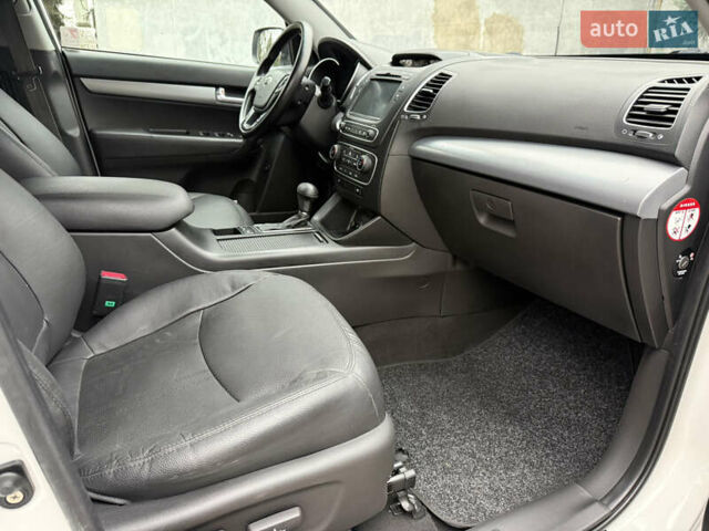 Білий Кіа Соренто, об'ємом двигуна 2.2 л та пробігом 175 тис. км за 16999 $, фото 50 на Automoto.ua