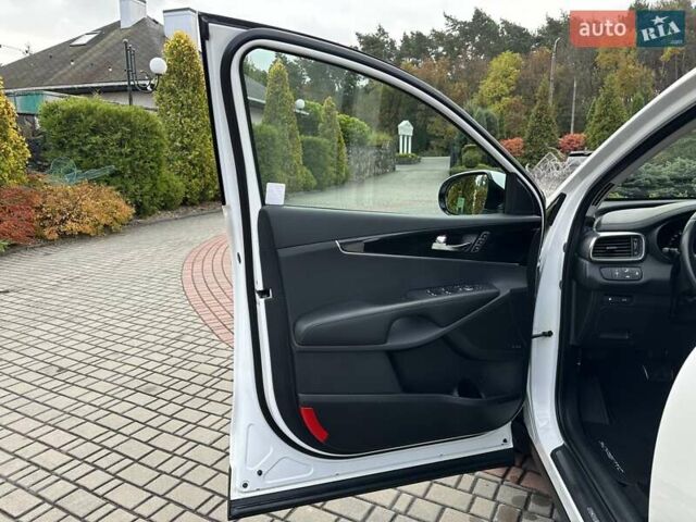 Кіа Соренто 2015 у Луцьку на Automoto.ua Білий Кіа Соренто, об'ємом двигуна 2.2 л та пробігом 150 тис. км за 23500 $, фото 53 на Automoto.ua