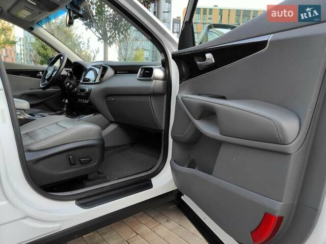 Белый Киа Соренто, объемом двигателя 2 л и пробегом 187 тыс. км за 12990 $, фото 45 на Automoto.ua