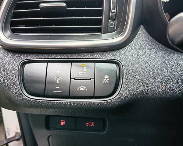 Білий Кіа Соренто, об'ємом двигуна 0 л та пробігом 220 тис. км за 19499 $, фото 18 на Automoto.ua