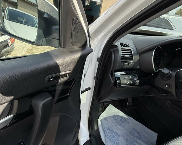 Киа Соренто 2015 в Ивано-Франковске на Automoto.ua Белый Киа Соренто, объемом двигателя 2.2 л и пробегом 169 тыс. км за 19499 $, фото 16 на Automoto.ua
