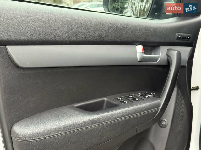 Білий Кіа Соренто, об'ємом двигуна 2.2 л та пробігом 175 тис. км за 17750 $, фото 37 на Automoto.ua