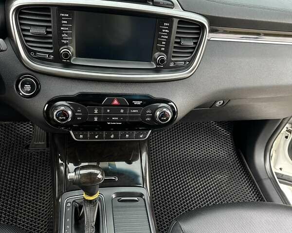 Белый Киа Соренто, объемом двигателя 2 л и пробегом 220 тыс. км за 18700 $, фото 12 на Automoto.ua