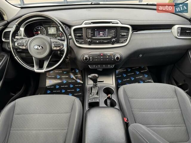 Киа Соренто 2015 в Ровно на Automoto.ua Белый Киа Соренто, объемом двигателя 2.36 л и пробегом 184 тыс. км за 13500 $, фото 3 на Automoto.ua