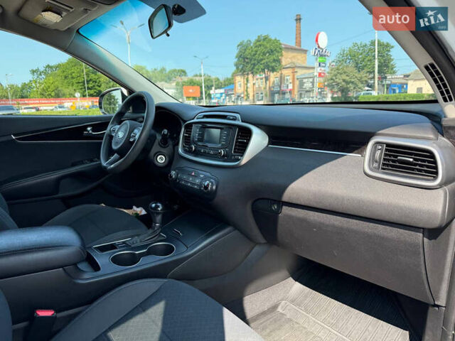 Белый Киа Соренто, объемом двигателя 2.35 л и пробегом 160 тыс. км за 14200 $, фото 6 на Automoto.ua