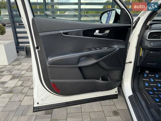 Киа Соренто 2015 в Ровно на Automoto.ua Белый Киа Соренто, объемом двигателя 2.36 л и пробегом 184 тыс. км за 13500 $, фото 13 на Automoto.ua