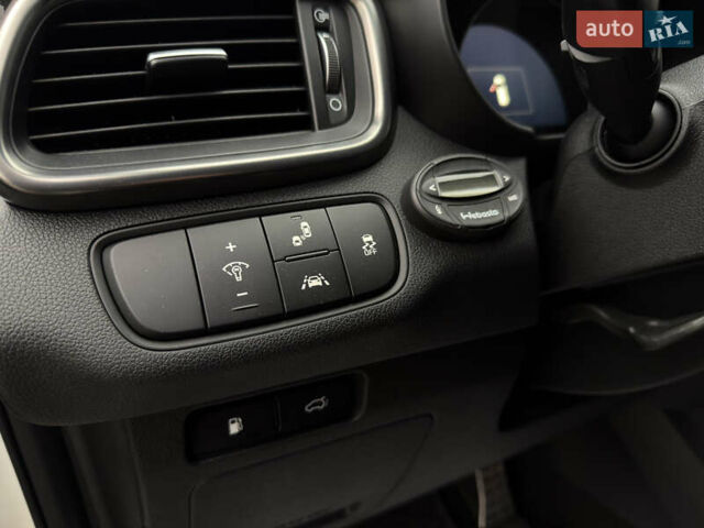 Білий Кіа Соренто, об'ємом двигуна 2.2 л та пробігом 135 тис. км за 24000 $, фото 30 на Automoto.ua