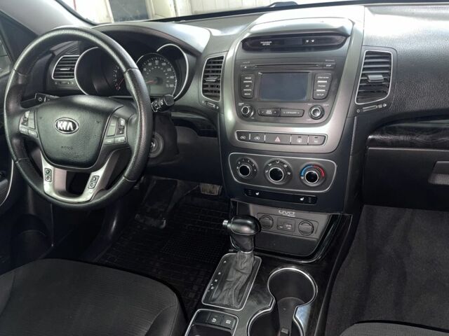 Белый Киа Соренто, объемом двигателя 2.4 л и пробегом 220 тыс. км за 13900 $, фото 4 на Automoto.ua